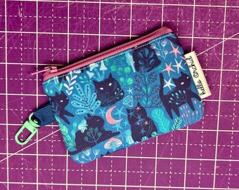 Monedero y llavero con diseño de gatos místicos