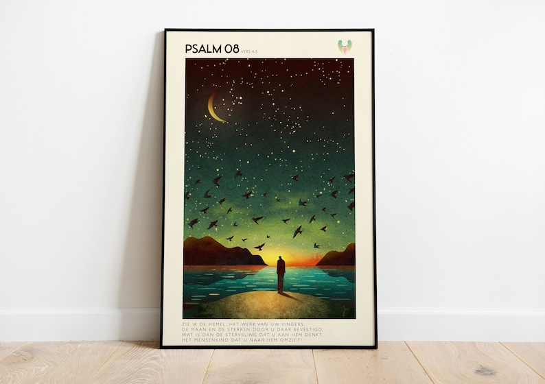 May include: A poster with a dark blue background and a crescent moon in the sky. The poster features a silhouette of a person standing on a rocky shore looking out at the water. The text on the poster reads "PSALM 08 VERS 4-6" and "ZIE IK DE HEMEL, HET WERK VAN UW VINGERS, DE MAAN EN DE STERREN DOOR U DAAR BEVESTIGD WAT IS DAN DE STERVELING DAT U AAN HEM DENKT. HET HENSENKING DAT U NAAR HEM ONZIETY".