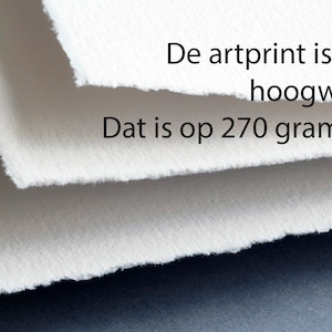 May include: Close-up of three sheets of white, textured paper with slightly uneven edges. The text "Artprint" is in black at the top of the image. The text below reads "De artprint is een afdruk op hoogwaardig papier: Dat is op 270 grams papiersoort."