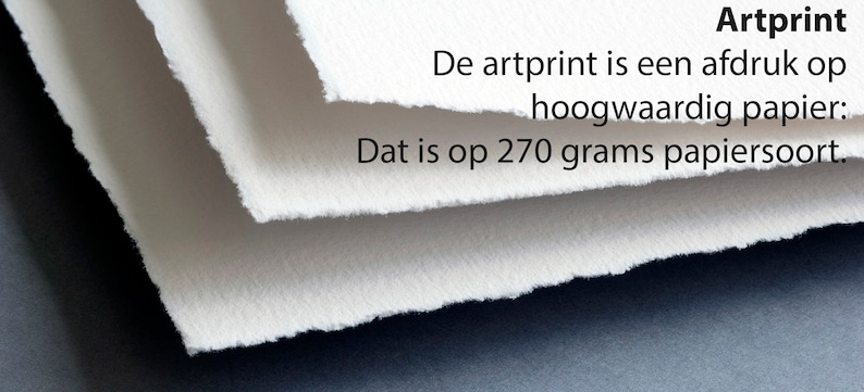 May include: Close-up of three sheets of white, textured paper with slightly uneven edges. The text "Artprint" is in black at the top of the image. The text below reads "De artprint is een afdruk op hoogwaardig papier: Dat is op 270 grams papiersoort."