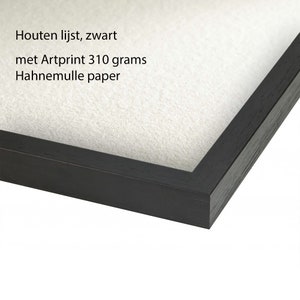 May include: A close-up of a black wooden frame with a white mount. The text "Houten lijst, zwart met Artprint 310 grams Hahnem&uuml;hle paper" is visible in the top left corner.