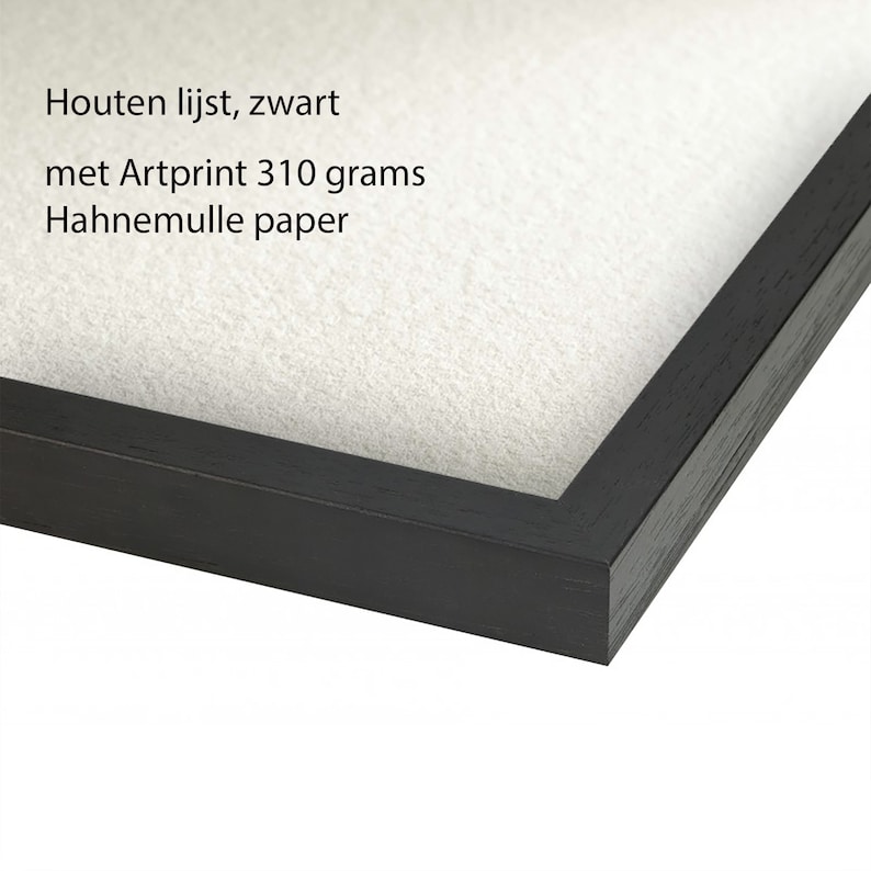 May include: A close-up of a black wooden frame with a white mount. The text "Houten lijst, zwart met Artprint 310 grams Hahnem&uuml;hle paper" is visible in the top left corner.