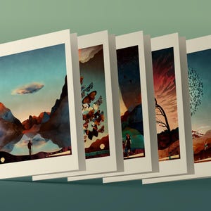 Op de afbeelding: Een set van vijf kunstprints met landschapsscènes in een surrealistische stijl. Elke print toont een unieke compositie met bergen, water en figuren, in een palet van blauw, oranje en bruin. De prints worden gepresenteerd op een groene achtergrond.