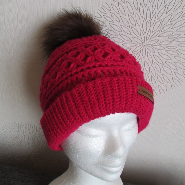 Bonnet au crochet point fantaisie avec pompon fourrure