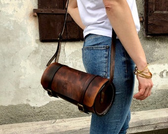 Borsa cilindrica in cuoio, con fibbie in ottone da usare tutti i giorni. Borsa indistruttibile ed eterna con fibbie in ottone.
