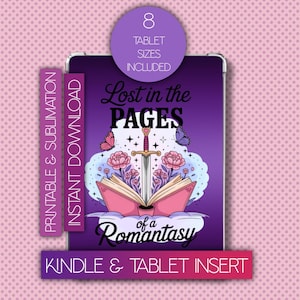 Könnte beinhalten: Ein lila Tablet-Einsatz mit dem Text "Lost in the PAGES of a Romantasy". Das Design umfasst ein Schwert, ein offenes Buch, Blumen und Schmetterlinge. Der Einsatz ist mit "Printable & Sublimation" und "Kindle & Tablet Insert" beschriftet.