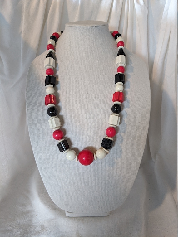 1940s geometric, red, white & black necklace. Stri