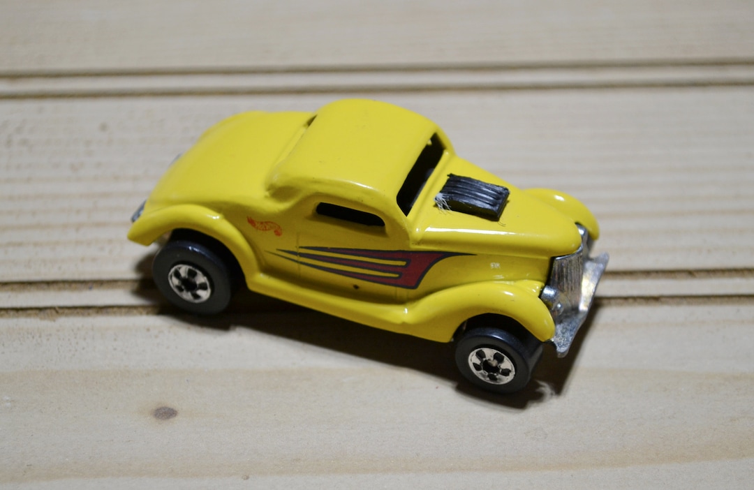 Vintage Yellow Hot Wheel Neet Streeter Diecast Car 1975 India