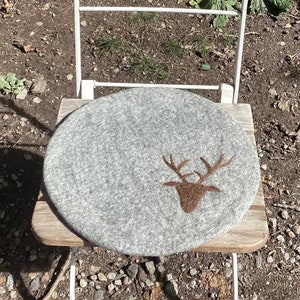 Gamsjaga Filz Sitzkissen rund grau mit Hirsch klein