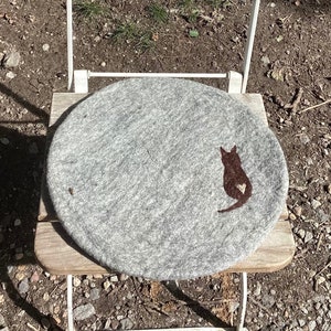 Gamsjaga felt seat cushion round grey with cat small