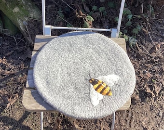 Gamsjaga Filz Sitzkissen rund grau mit Biene klein
