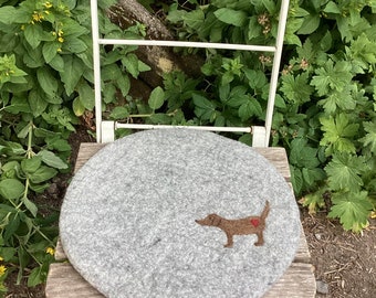 Gamsjaga felt seat cushion round gray with dachshund