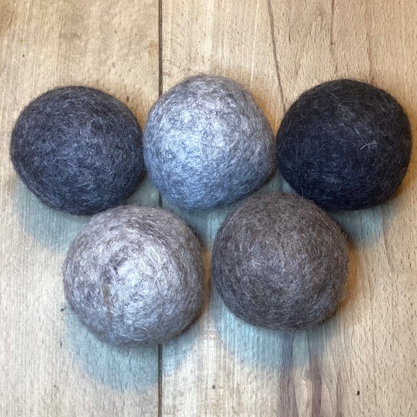 Gamsjaga felt ball for cats or small dogs