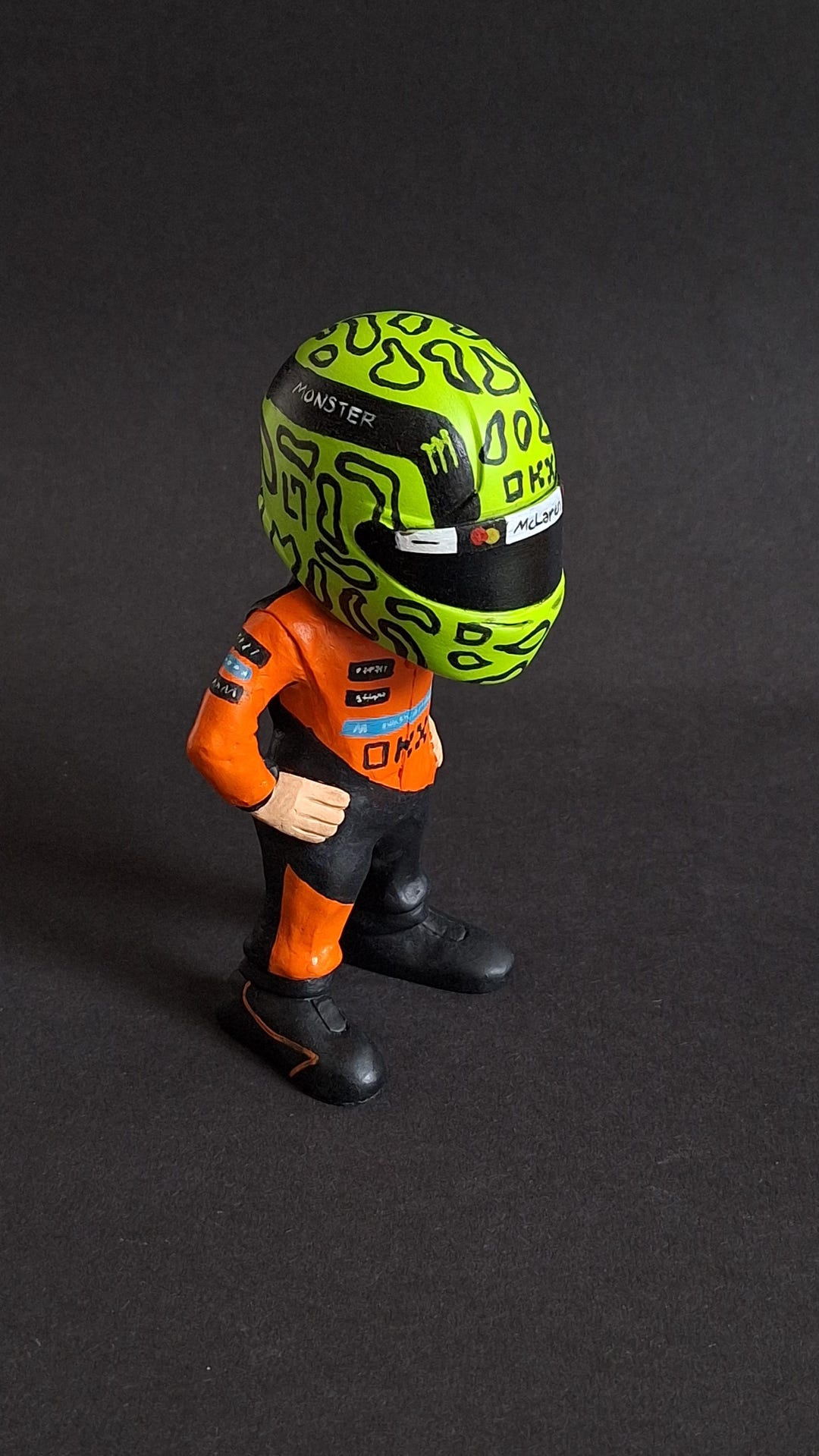 陶器製のF1ドライバーの人形 F1 Mini Driver. Lando Norris. Limited Edition Formula 1 Figurine