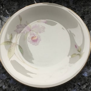 Belle petite assiette avec orchidées délicates couleurs pastel violet de marque Tirschenreuth en Bavière