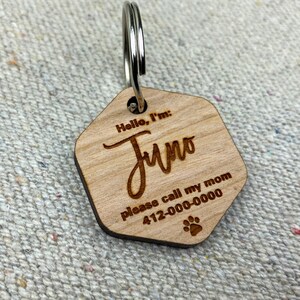 Médaille pour chien en bois gravée personnalisée - Médaille d'identification silencieuse et écologique pour animal de compagnie | Studio de conception JW