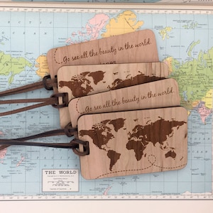 Aangepaste houten bagagelabel wereldkaart – gepersonaliseerd reisaccessoire, afstudeercadeau | JW Design Studio