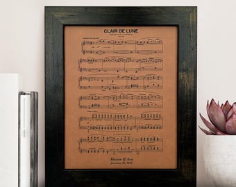 Partituras grabadas en piel sintética de gamuza: idea de regalo vegana para el tercer o noveno aniversario / JW Design Studio