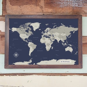 Marineblauwe wereldreizenkaart met aangepaste banner en kaartspelden - The Places You'll Go-cadeau voor hem of haar | JW Design Studio