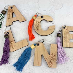 Charm para bolso con inicial personalizada y flor de nacimiento: llavero personalizado para regalar a amigos y cumpleaños.