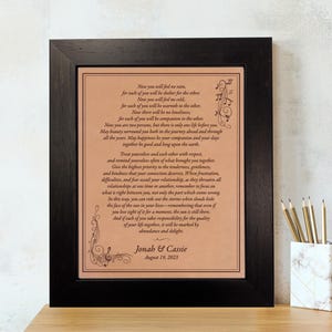 Regalo personalizado de cuero para el tercer o noveno aniversario: letras de canciones, votos matrimoniales, cartas de amor grabadas / JW Design Studio