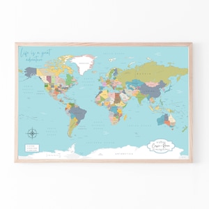 Carte d'aventure moderne et colorée avec des villes - Idée cadeau de carte de voyage personnalisée | Studio de conception JW
