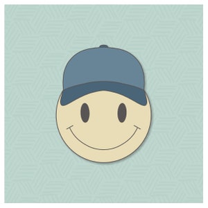 Cortador de galletas con forma de gorra de béisbol y cara feliz