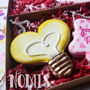 Cortador de galletas con forma de bombilla de corazón
