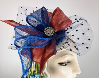 Ausgefallene Fascinator Mütze für Damen. Kleiner Cocktailhut. Blau, rostbrauner Derby Hut. Teeparty Haarschmuck. Haarreif Fascinator. Kleiner Fascinator