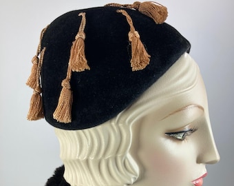 Vintage Pixie Hut für Damen aus schwarzem Samt. Peck und Peck Hut mit Quasten.