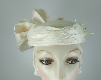 Ivory Wedding Hat. Silk 1990s Bridal Pillbox hat. Large bow bridal hat. Handmade vintage bridal headpiece. Princess Diana style bridal hat.