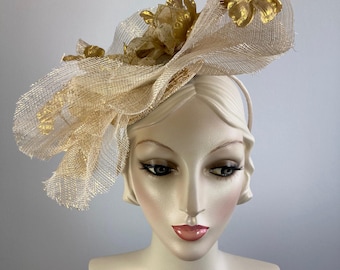 Elegante tocado dorado metalizado para mujer. Sombrero Derby llamativo. Tocado para fiesta de té. Tocado pequeño para mujer.