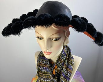 Veola Modes Damenhut in orange und schwarz. 1940er Jahre Damen Hut mit breiter Krempe und breiter Krempe. Handgenähter hochwertiger Vintage Designer Hut