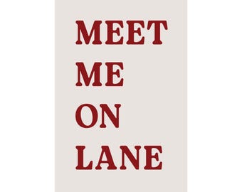 Puede incluir: Impresión rectangular con las palabras "MEET ME ON LANE" en una fuente audaz de color rojo oscuro. El texto está centrado sobre un fondo beige claro, creando un diseño simple pero llamativo.