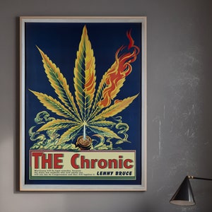 Op de afbeelding: Een woonkamerinterieur met een grijze hoekbank, een grijze salontafel, een gouden hanglamp en een ingelijste poster met een marihuanablad en de tekst "THE Chronic LENNY BRUCE".