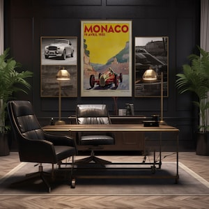 Pu&ograve; includere: Una scrivania da ufficio in legno scuro con due poltrone da ufficio in pelle nera. La scrivania ha un piano in vetro e dettagli dorati. Ci sono tre poster incorniciati sul muro dietro la scrivania. I poster mostrano auto da corsa d'epoca e il testo "MONACO 19 AVRIL 1931".