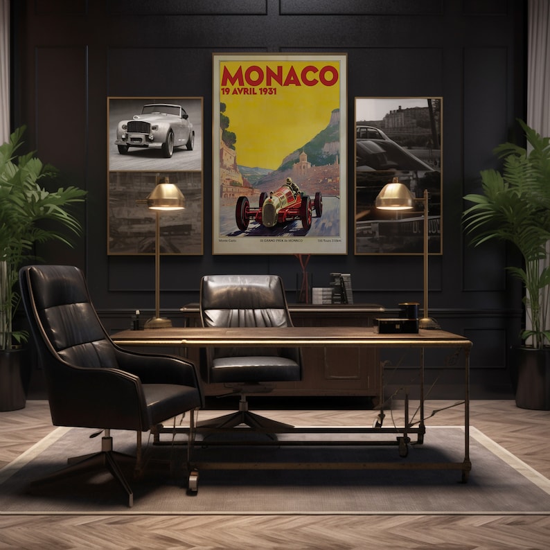 Pu&ograve; includere: Una scrivania da ufficio in legno scuro con due poltrone da ufficio in pelle nera. La scrivania ha un piano in vetro e dettagli dorati. Ci sono tre poster incorniciati sul muro dietro la scrivania. I poster mostrano auto da corsa d'epoca e il testo "MONACO 19 AVRIL 1931".