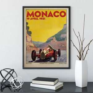 Pu&ograve; includere: Poster vintage che pubblicizza il Gran Premio di Monaco del 1931. Il poster presenta un'auto da corsa rossa che guida su una strada con vista sulla citt&agrave; di Monaco sullo sfondo. Il testo sul poster recita "Monaco 19 Avril 1931 III Grand Prix de Monaco 100 Tours 318km Monte Carlo"