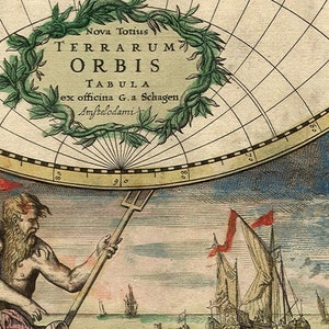 Puede incluir: Un mapa del mundo antiguo con una corona decorativa que rodea el t&iacute;tulo "Nova Totius Terrarum Orbis Tabula" y el texto "ex officina G.a Schagen Amftelodami". El mapa est&aacute; rodeado de una rosa de los vientos y una cuadr&iacute;cula de l&iacute;neas. El mapa est&aacute; ilustrado con un dios y una diosa del mar que sostienen un tridente, y barcos navegando en el mar.