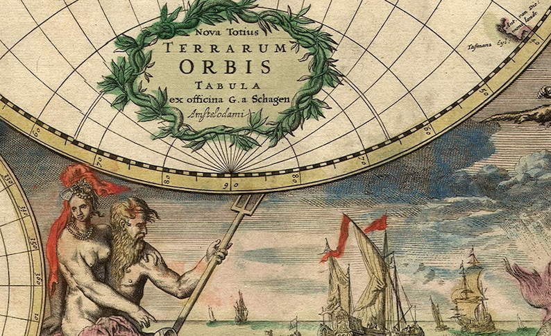 Puede incluir: Un mapa del mundo antiguo con una corona decorativa que rodea el t&iacute;tulo "Nova Totius Terrarum Orbis Tabula" y el texto "ex officina G.a Schagen Amftelodami". El mapa est&aacute; rodeado de una rosa de los vientos y una cuadr&iacute;cula de l&iacute;neas. El mapa est&aacute; ilustrado con un dios y una diosa del mar que sostienen un tridente, y barcos navegando en el mar.
