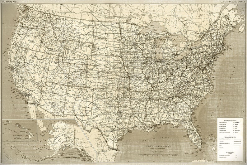 Puede incluir: Un mapa vintage de los Estados Unidos que muestra los principales ferrocarriles y ciudades. El mapa est&aacute; impreso en un fondo beige con l&iacute;neas y texto marrones. El mapa incluye una clave para lugares poblados y transporte.