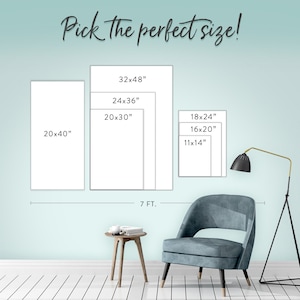 Pu&ograve; includere: Una guida per scegliere la dimensione perfetta per una stampa su tela. L'immagine mostra diverse dimensioni di stampe su tela, che vanno da 28x36 cm a 81x122 cm, visualizzate su una parete con uno sfondo blu chiaro. Il testo "Scegli la dimensione perfetta!" &egrave; visualizzato nella parte superiore dell'immagine.