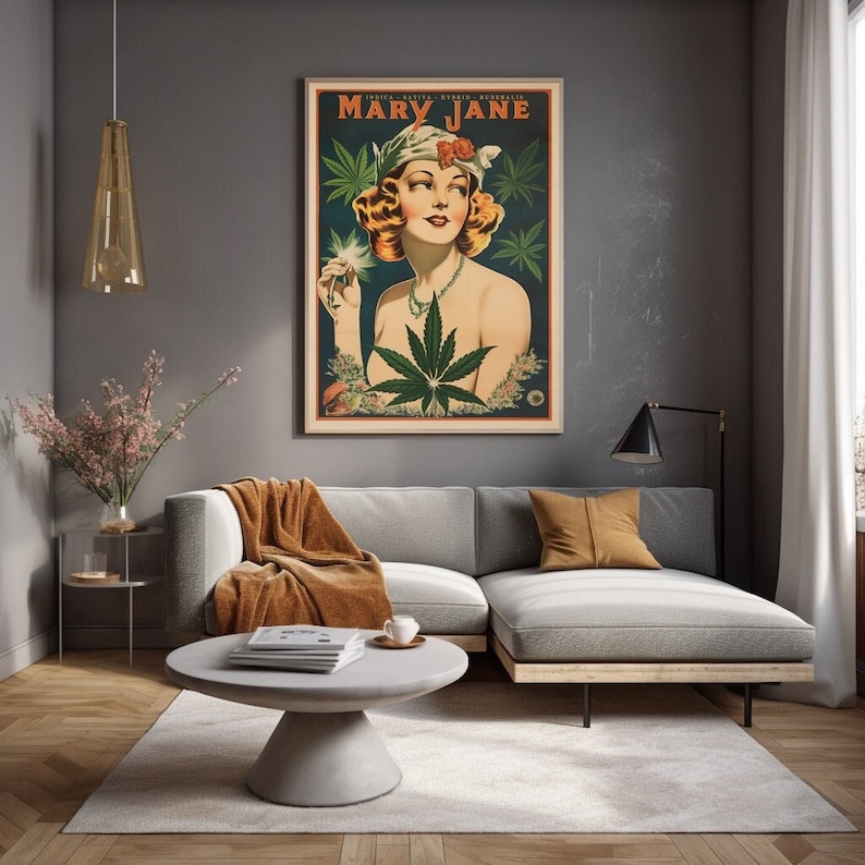 Pu&ograve; includere: Un poster in stile vintage con una donna con un cappello e una foglia di marijuana. Il poster &egrave; intitolato "Mary Jane" e ha uno sfondo blu scuro.