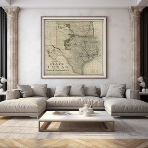 Pode incluir: Um mapa vintage do estado do Texas, impresso em preto e branco em papel creme. O mapa est&aacute; emoldurado em uma moldura de madeira marrom e pendurado em uma parede branca acima de um sof&aacute; seccional bege.