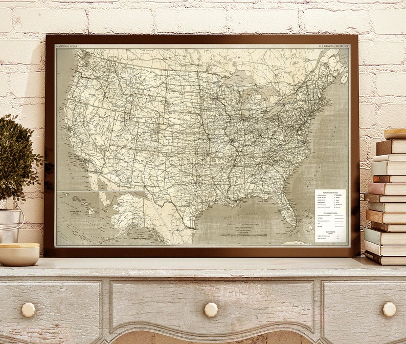 Puede incluir: Un mapa vintage de los Estados Unidos, impreso en blanco y negro sobre un fondo crema. El mapa muestra las principales ciudades, ferrocarriles y autopistas del pa&iacute;s. El mapa est&aacute; enmarcado en un marco de madera marr&oacute;n.