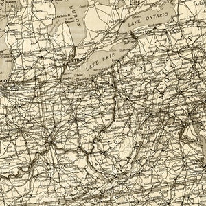Puede incluir: Un mapa vintage del este de los Estados Unidos, que muestra las principales ciudades, carreteras y r&iacute;os. El mapa est&aacute; en blanco y negro y tiene un tono sepia. El mapa incluye los estados de Michigan, Ohio, Pensilvania, Nueva York, Nueva Jersey, Delaware, Maryland, Virginia, Virginia Occidental, Kentucky, Indiana, Illinois y partes de Canad&aacute;.