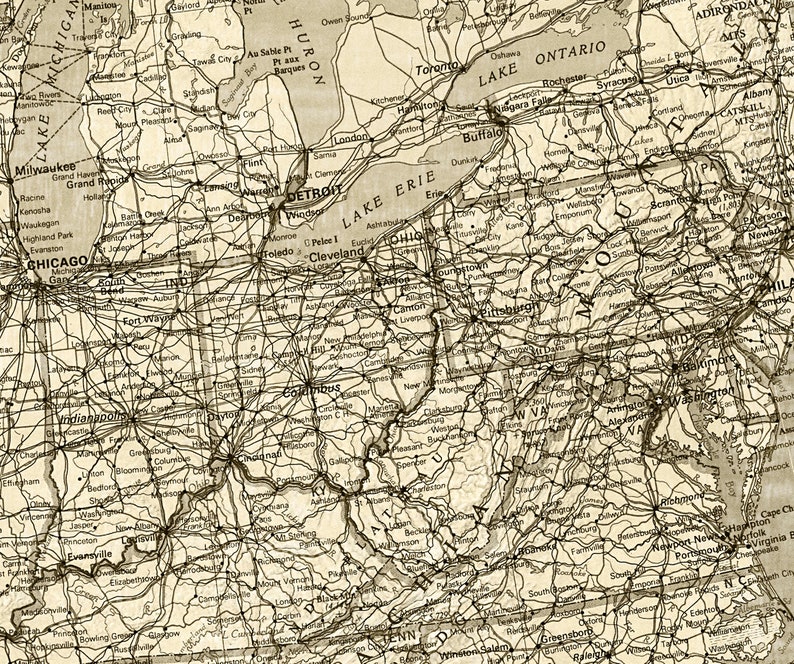Puede incluir: Un mapa vintage del este de los Estados Unidos, que muestra las principales ciudades, carreteras y r&iacute;os. El mapa est&aacute; en blanco y negro y tiene un tono sepia. El mapa incluye los estados de Michigan, Ohio, Pensilvania, Nueva York, Nueva Jersey, Delaware, Maryland, Virginia, Virginia Occidental, Kentucky, Indiana, Illinois y partes de Canad&aacute;.