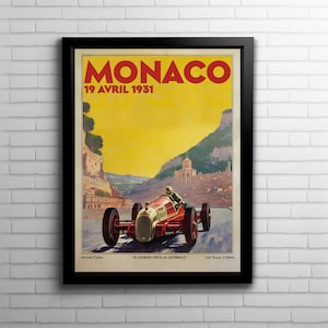Pu&ograve; includere: Un poster vintage che pubblicizza il Gran Premio di Monaco, tenutosi il 19 aprile 1931. Il poster presenta un'auto da corsa rossa che sfreccia su una strada tortuosa con sullo sfondo la citt&agrave; di Monaco e il Mar Mediterraneo.