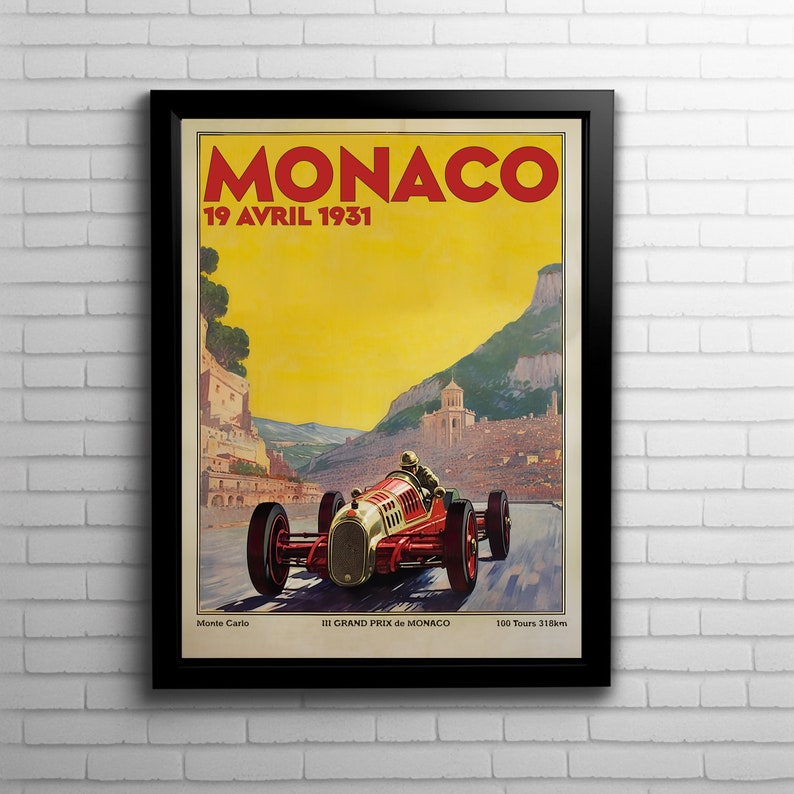Pu&ograve; includere: Un poster vintage che pubblicizza il Gran Premio di Monaco, tenutosi il 19 aprile 1931. Il poster presenta un'auto da corsa rossa che sfreccia su una strada tortuosa con sullo sfondo la citt&agrave; di Monaco e il Mar Mediterraneo.