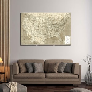 Puede incluir: Un mapa vintage de los Estados Unidos, impreso en blanco y negro sobre un fondo beige. El mapa muestra las principales ciudades, carreteras y ferrocarriles del pa&iacute;s. El mapa est&aacute; enmarcado y colgado en una pared de una sala de estar.